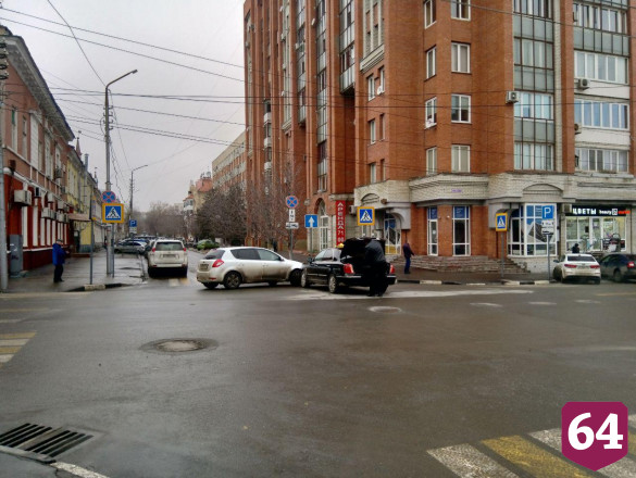  У саратовского правительства столкнулись иномарки  