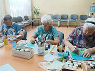 Саратовские пенсионеры проходят реабилитацию с помощью рисования