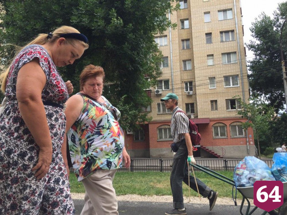 Саратовцы гуляют в сквере на Рахова без масок