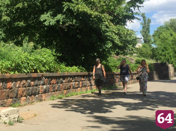 Жители Саратова гуляют по набережной без масок