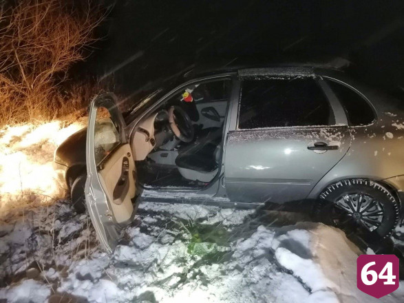Автоледи на «Калине» застряла ночью в снежном поле 