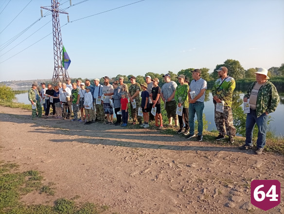 Саратовцы семьями соревновались в ловле рыбы на Сазанке