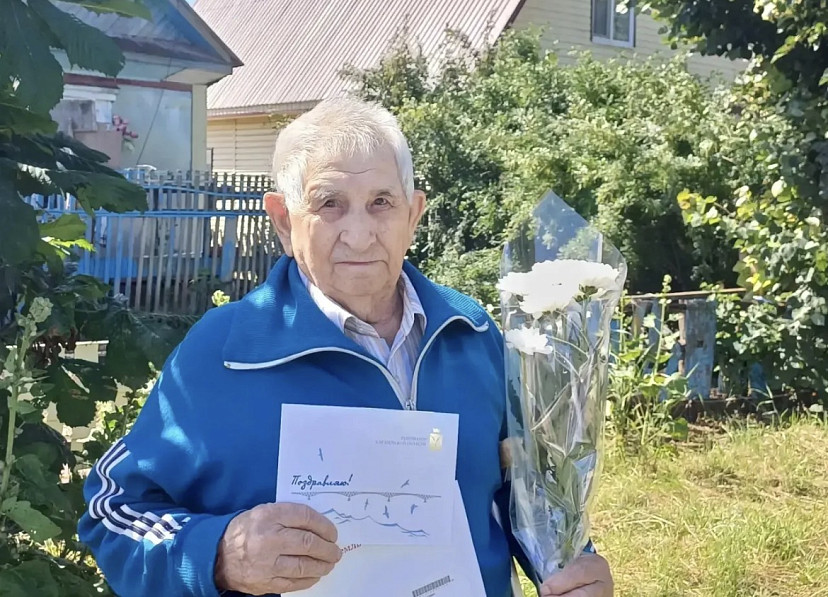 Саратовский тракторист в 94 года занимается огородом и счастлив в браке