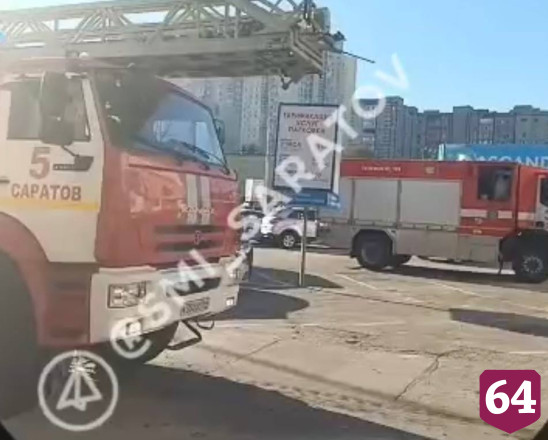 В Саратове пожарные выезжали на вызов в торговый центр