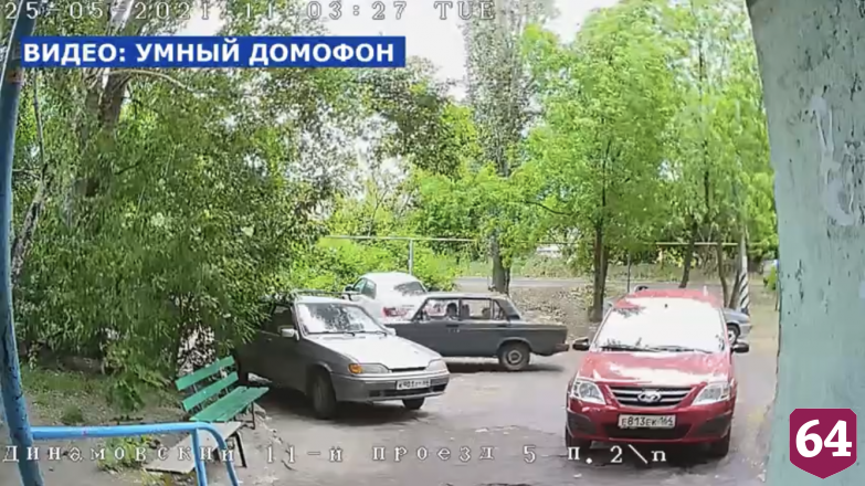 В Саратове автоледи протаранила машину у подъезда и скрылась