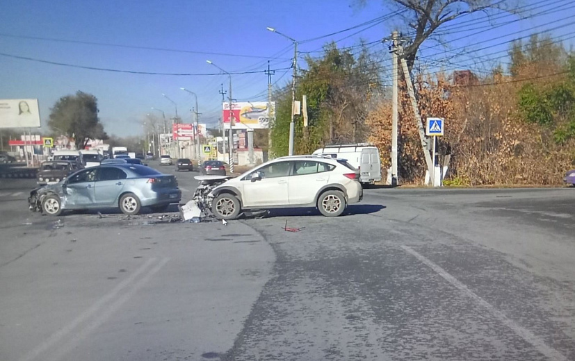 Водитель «Субару» выехал на красный и устроил ДТП с пострадавшими