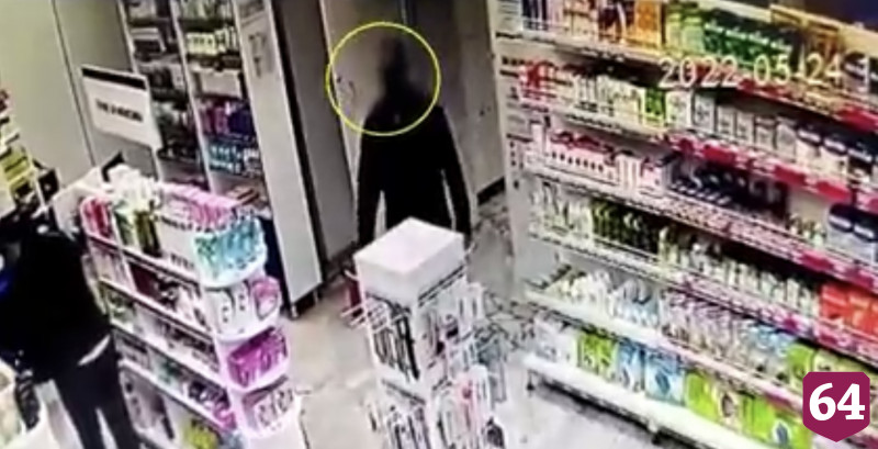 Житель Саратова украл деньги из аптеки и попал на камеры