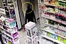 Житель Саратова украл деньги из аптеки и попал на камеры