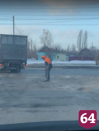 Под Саратовом укладывают асфальт методом втаптывания