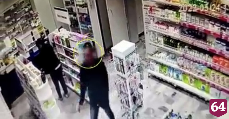 Житель Саратова украл деньги из аптеки и попал на камеры