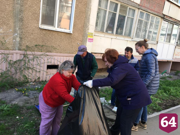Жители под гармошку и народные песни провели субботник