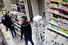 Житель Саратова украл деньги из аптеки и попал на камеры