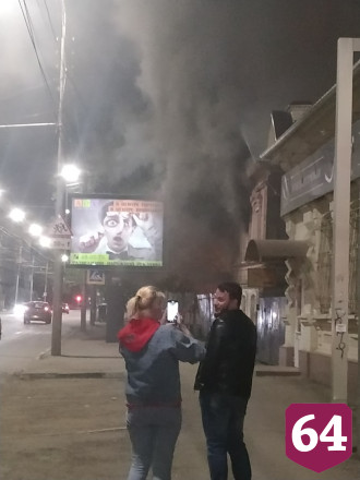 Жильцы успели выбежать из охваченного огнем 2-этажного дома 