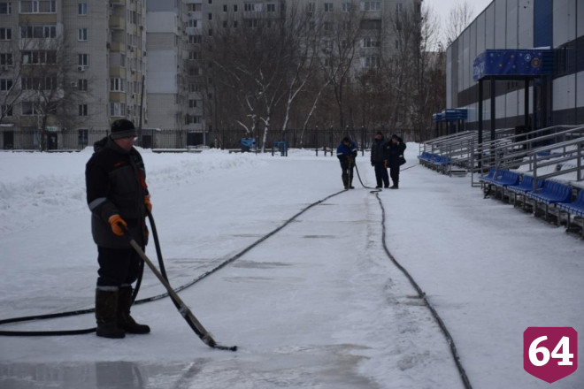 Саратовский силач оценил качество льда на городских катках 