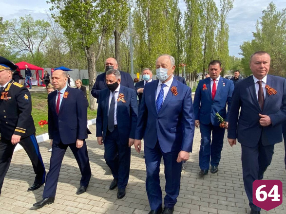 Губернатор возложил цветы к Вечному огню в парке Победы 