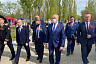 Губернатор возложил цветы к Вечному огню в парке Победы 