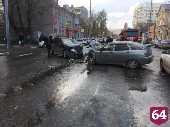 В центре Саратова столкнулись 4 автомобиля
