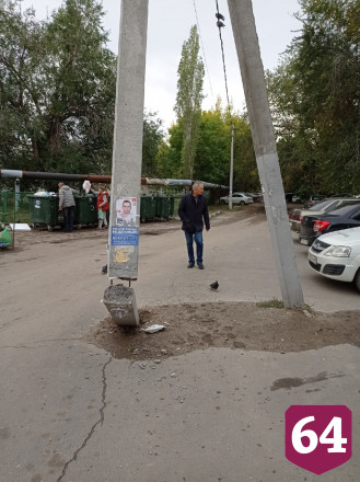 В Саратове у школы над дорогой повисла опора ЛЭП