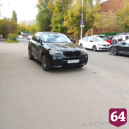 BMW с «красивым» номером занял тротуар в центре Саратова