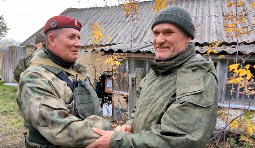 Саратовские волонтеры поздравили добровольца с 61-летием 