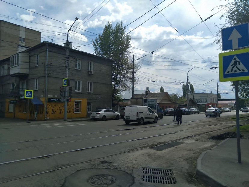 В Саратове на переходе сбили двух женщин
