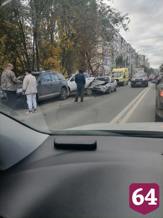 В центре Саратова произошла авария с 4 автомобилями