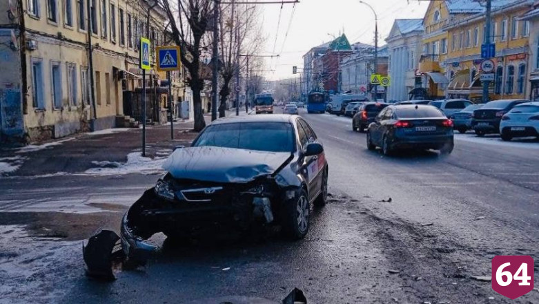 В столб на Московской врезался второй автомобиль подряд