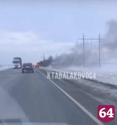 На саратовской трассе огонь уничтожил иномарку
