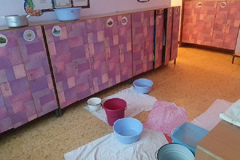 Родителей попросили очистить от снега дырявую крышу детсада 