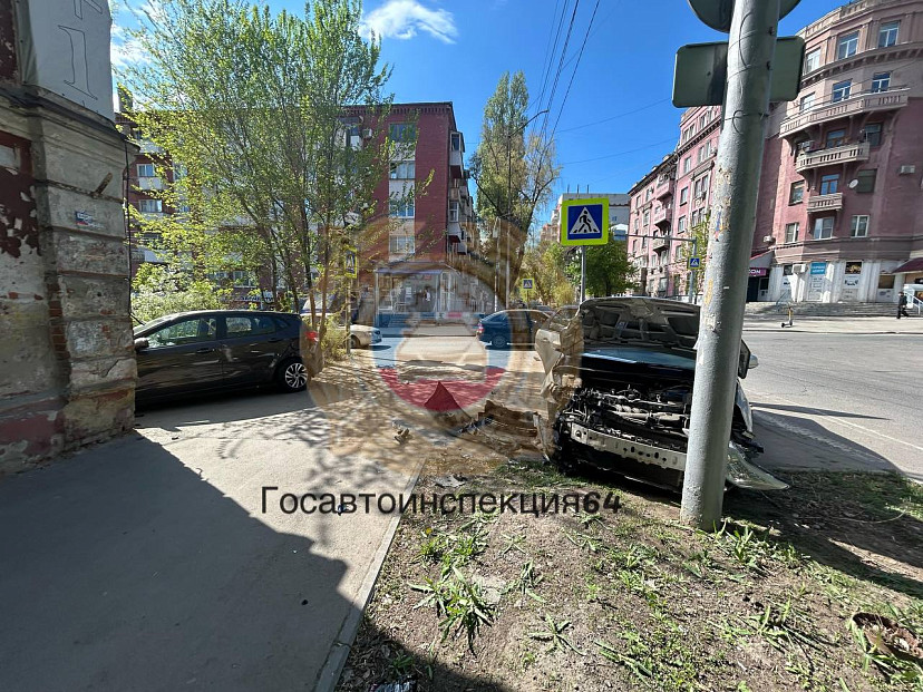 В центре Саратова легковушки после ДТП вылетели на тротуар