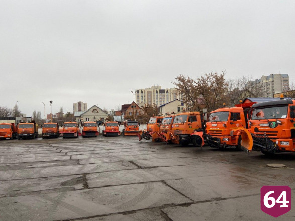 Главе Саратова показали готовую к зиме спецтехнику 
