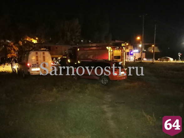 Под Саратовом локомотив врезался в заглохшее на рельсах такси