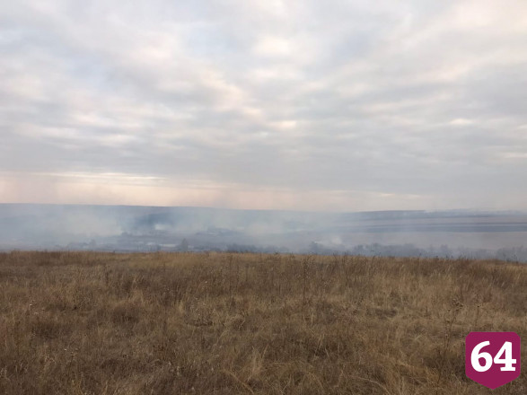 Горящие склады под Саратовом тушили 100 человек