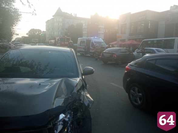 В массовом ДТП на Чернышевского пострадали автоледи и подросток