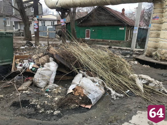 Мэр Саратова показал провалившийся асфальт и мусорные завалы