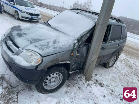 Пенсионер на «Ниве» протаранил столб и покалечил пассажирку