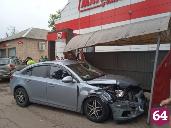 Под Саратовом иномарка протаранила два автомобиля и остановку