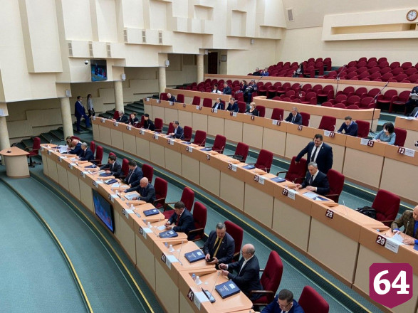 Депутаты думы Саратова пришли на заседание в масках 