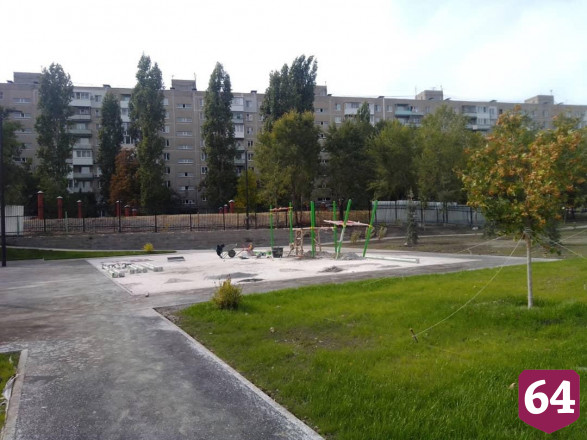 В новый саратовский сквер привезли игральные столы и цветники 