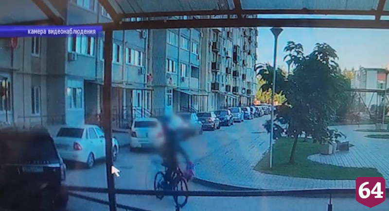 В Энгельсе мужчина украл велосипед из подъезда и попал на видео