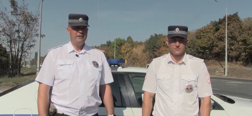В Саратове сотрудники ДПС помогли беременной добраться до роддома