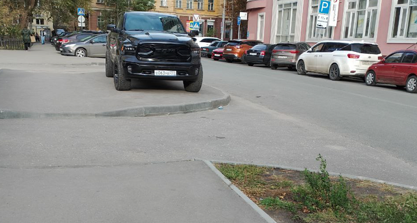 В Саратове автохам бросает внедорожник на тротуаре у детсада