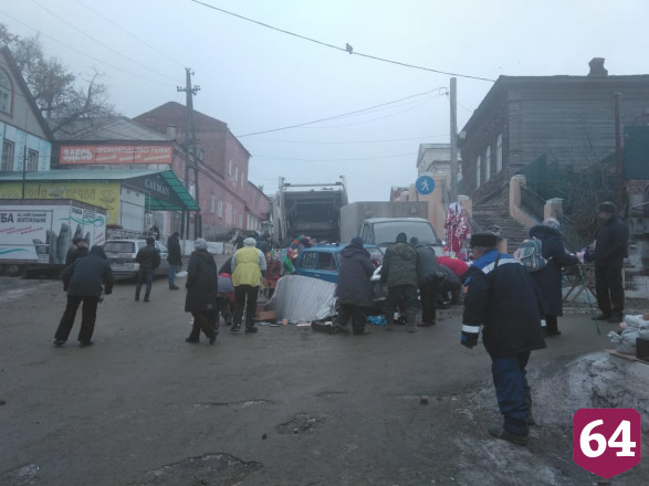 Неуправляемый мусоровоз на скользкой дороге смял 2 машины 