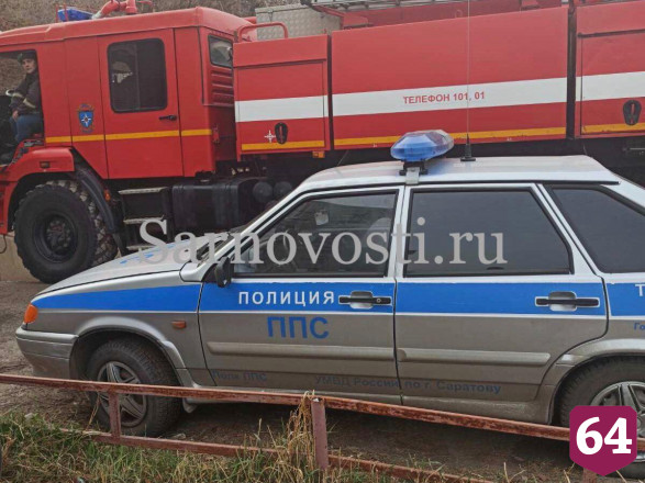 В Саратове пожарные пробрались на полыхающий балкон по лестнице