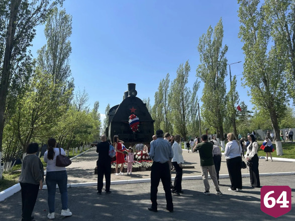 Тысячи саратовцев пришли в День Победы к мемориалу «Журавли» 