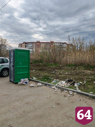 Саратовцы попросили убрать мусор на остановке 
