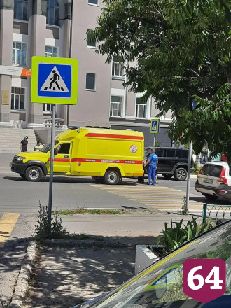 Мотоциклист сбил пенсионерку у техникума в Саратовской области