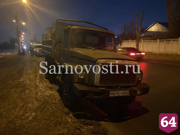Двое мужчин покалечились в ДТП с грузовиком под Саратовом