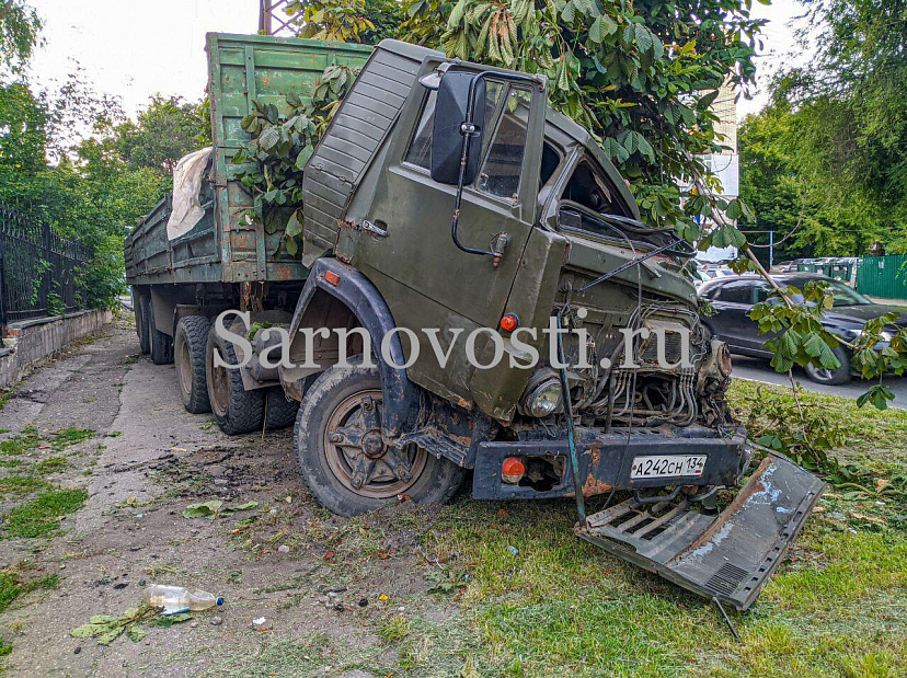 Грузовик вылетел на пешеходную зону у саратовской больницы