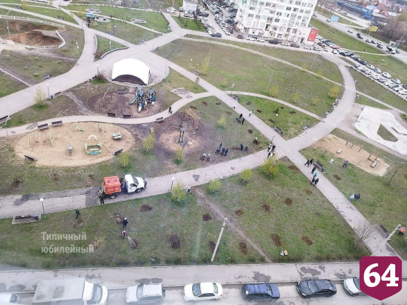 Жители Саратова на субботнике озеленяют парк